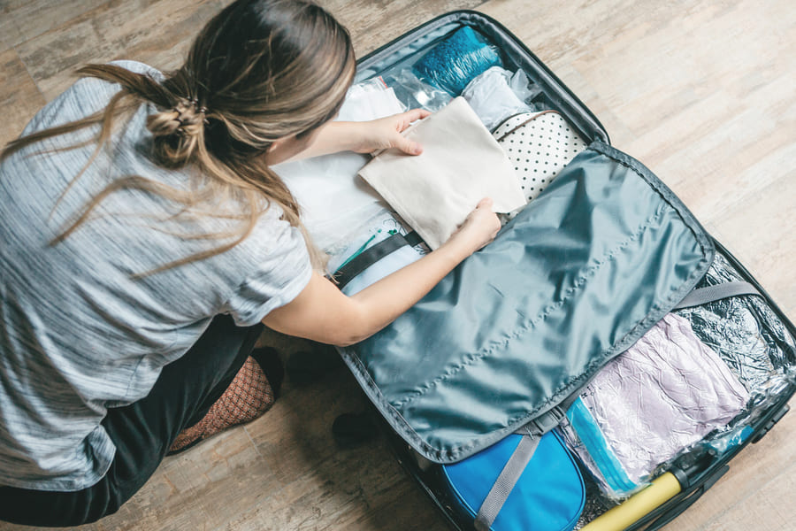 valise posée sur le sol